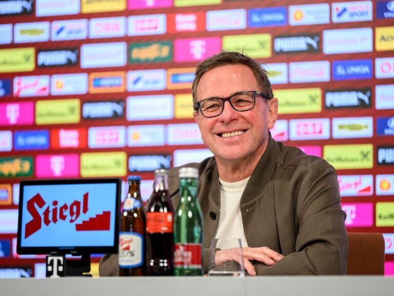 Ralf Rangnick im Anzug als Nationaltrainer an der Seitenlinie bei einem Spiel der österreichischen Nationalmannschaft