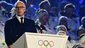 Die olympischen Ringe vor einer verschneiten Berglandschaft in Italien