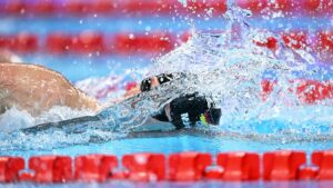 Schwimm-Olympiasieger Lukas Märtens jubelt im Wasserbecken nach seinem Rennen beim Bergen Swim Festival in Norwegen.
