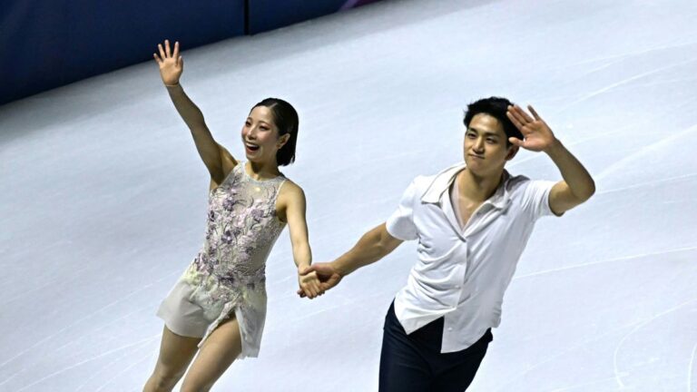 Riku Miura und Ryuichi Kihara präsentieren ihre Goldmedaillen im Eiskunstlauf