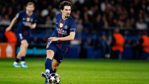 PSG-Trainer Luis Enrique schaut nachdenklich vom Spielfeldrand auf den Rasen