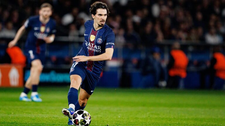 PSG-Trainer Luis Enrique schaut nachdenklich vom Spielfeldrand auf den Rasen