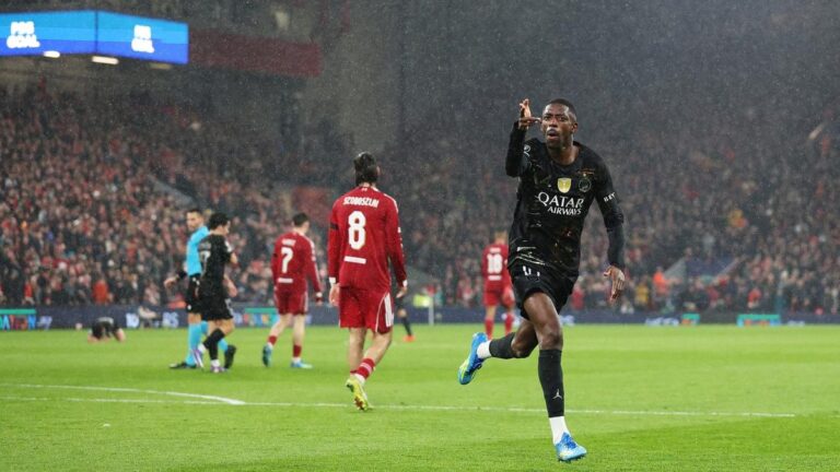 Ousmane Dembele bejubelt ein Tor fuer Paris Saint-Germain im Champions-League-Spiel gegen den FC Liverpool