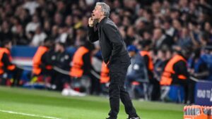 Trainer Luis Enrique von Paris Saint-Germain gestikuliert engagiert im Vorfeld des Spiels gegen den FC Bayern München.
