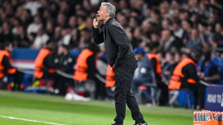 Trainer Luis Enrique von Paris Saint-Germain gestikuliert engagiert im Vorfeld des Spiels gegen den FC Bayern München.