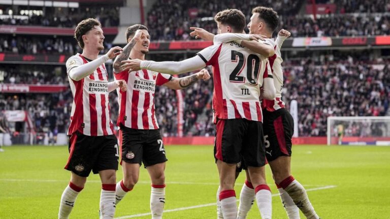 Die Spieler der PSV Eindhoven bejubeln den vorzeitigen Gewinn der niederländischen Meisterschaft