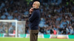 Pep Guardiola blickt nachdenklich am Spielfeldrand von Manchester City