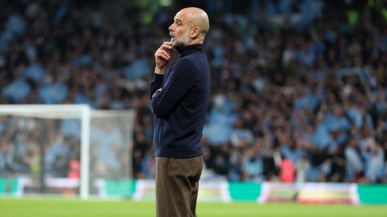 Pep Guardiola blickt nachdenklich am Spielfeldrand von Manchester City