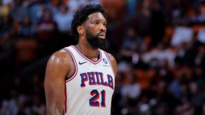Joel Embiid im Trikot der Philadelphia 76ers schaut nachdenklich und enttäuscht auf dem Spielfeld
