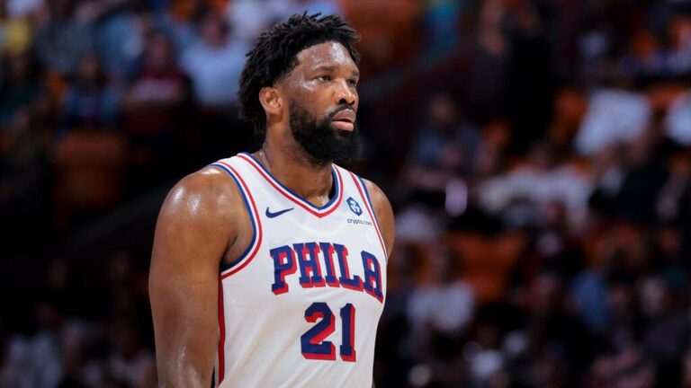 Joel Embiid im Trikot der Philadelphia 76ers schaut nachdenklich und enttäuscht auf dem Spielfeld