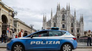 Blaulicht eines italienischen Polizeiautos in der Mailänder Innenstadt bei Nacht