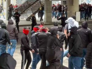 Großaufgebot der Polizei vor der Allianz Arena bei einem Spiel des FC Bayern München