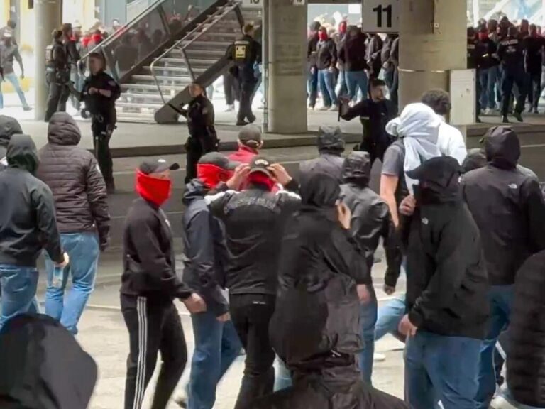 Großaufgebot der Polizei vor der Allianz Arena bei einem Spiel des FC Bayern München