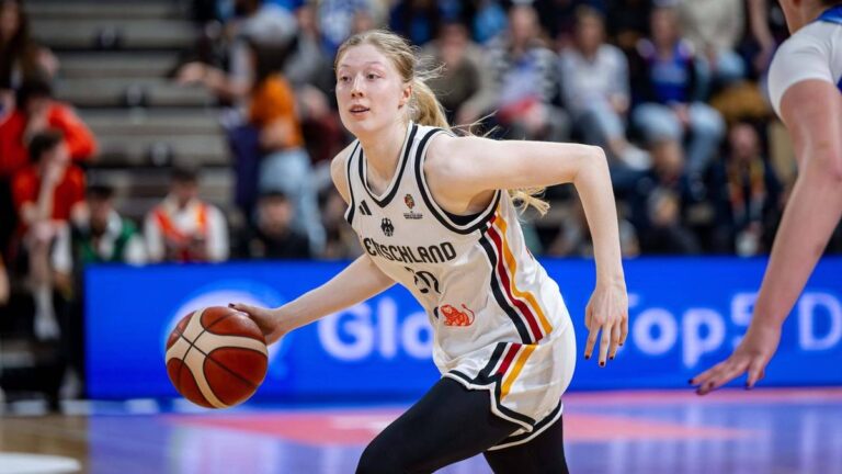 Basketball-Nationalspielerin Frieda Bühner im Trikot der deutschen Nationalmannschaft am Ball
