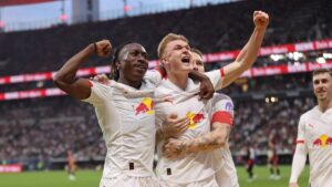 Yan Diomande von RB Leipzig jubelt mit seinen Mitspielern über den Führungstreffer gegen Eintracht Frankfurt.