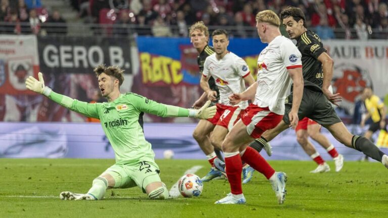 Marie-Louise Eta steht enttäuscht an der Seitenlinie beim Spiel zwischen RB Leipzig und Union Berlin.