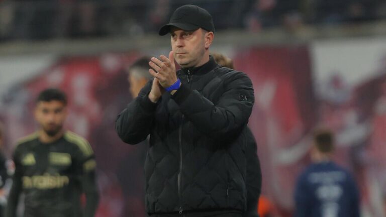 Trainer Ole Werner von RB Leipzig gibt gestikulierend Anweisungen am Spielfeldrand