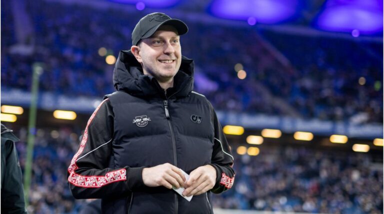 Ole Werner, Cheftrainer von RB Leipzig, gibt während eines Bundesliga-Spiels fokussiert Anweisungen an der Seitenlinie.
