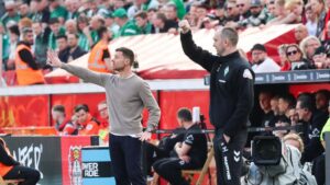 Xabi Alonso steht nachdenklich am Spielfeldrand und beobachtet das Geschehen auf dem Rasen