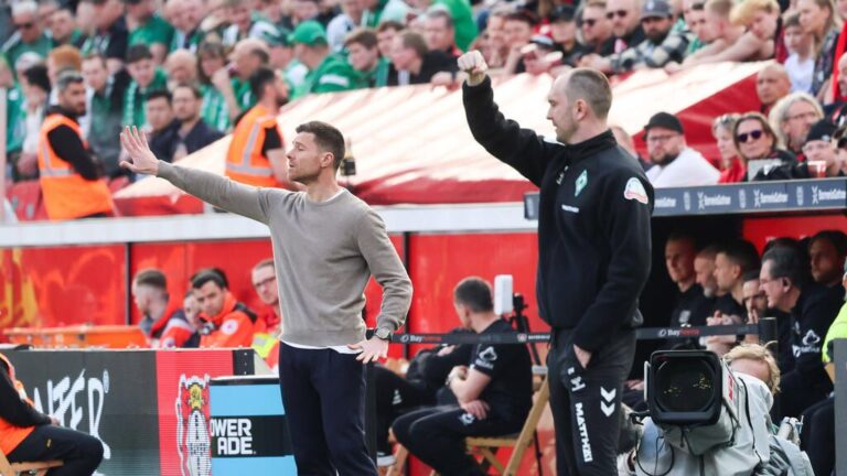 Xabi Alonso steht nachdenklich am Spielfeldrand und beobachtet das Geschehen auf dem Rasen