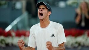 Der 19-jährige spanische Tennisspieler Rafael Jodar schlägt beim Masters in Madrid eine Vorhand auf dem Sandplatz.