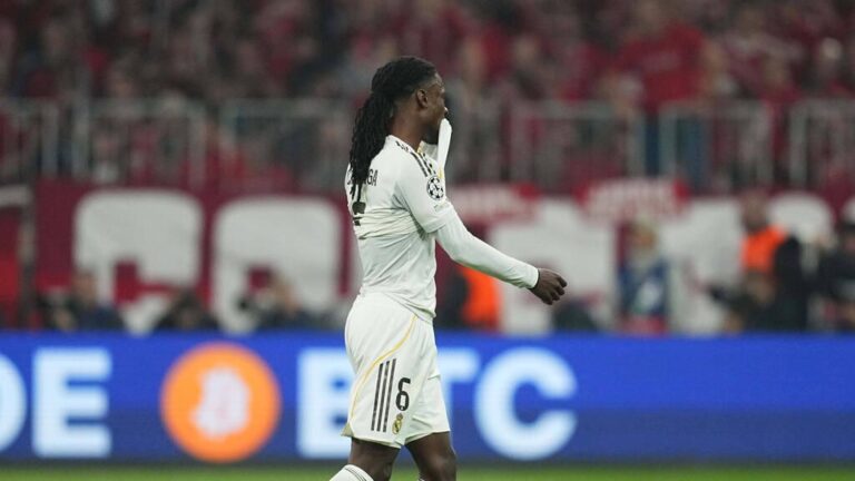 Eduardo Camavinga von Real Madrid verlässt nach seiner Gelb-Roten Karte enttäuscht das Spielfeld