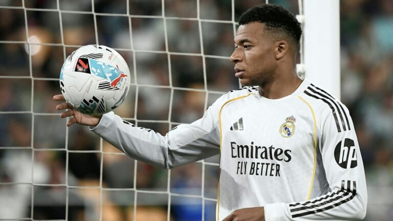 Kylian Mbappé im Trikot von Real Madrid fasst sich nach seiner Auswechslung an den Oberschenkel.