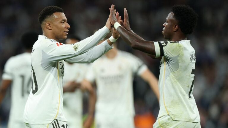 Kylian Mbappé und Vinicius Jr. im Trikot von Real Madrid beim Spiel gegen Deportivo Alavés