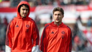 Aleksandar Pavlovic im Trikot des FC Bayern München während eines Fußballspiels
