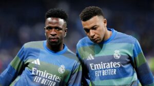 Trainer Alvaro Arbeloa gibt an der Seitenlinie von Real Madrid taktische Anweisungen