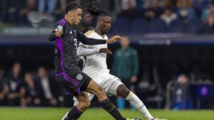 Eduardo Camavinga von Real Madrid und Michael Olise vom FC Bayern München im sportlichen Zweikampf