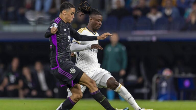 Eduardo Camavinga von Real Madrid und Michael Olise vom FC Bayern München im sportlichen Zweikampf