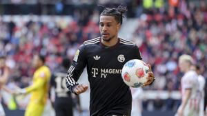 Michael Olise jubelt im Trikot des FC Bayern München auf dem Spielfeld