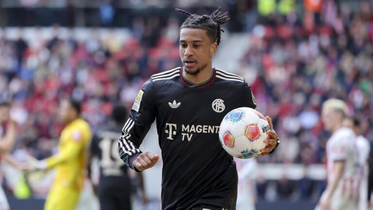 Michael Olise jubelt im Trikot des FC Bayern München auf dem Spielfeld