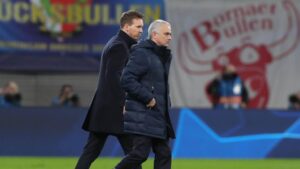 Trainer José Mourinho im Anzug gestikulierend am Spielfeldrand