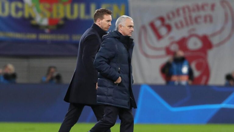 Trainer José Mourinho im Anzug gestikulierend am Spielfeldrand