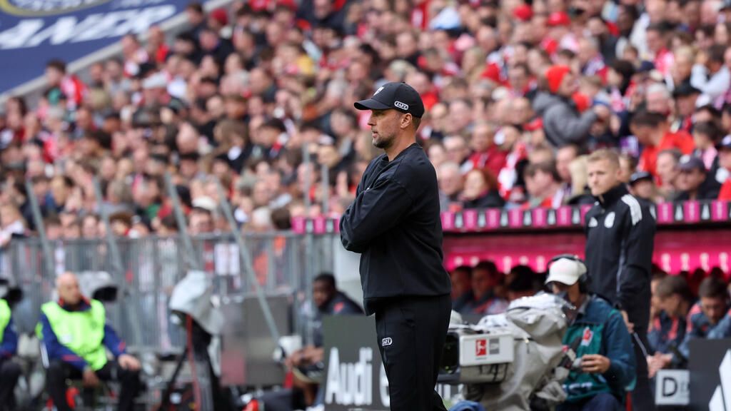 VfB-Trainer Sebastian Hoeneß steht fokussiert am Spielfeldrand und gibt Anweisungen an seine Mannschaft