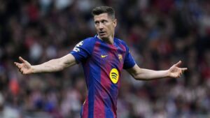 Robert Lewandowski im Trikot des FC Barcelona gestikuliert während eines Spiels in der La Liga.