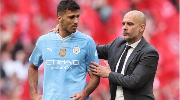 Mittelfeldstar Rodri im Trikot von Manchester City schaut nachdenklich auf das Spielfeld.