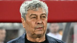 Der rumänische Nationaltrainer Mircea Lucescu nachdenklich an der Seitenlinie