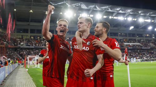 Jubelnde Spieler des SC Freiburg nach einem Tor gegen Celta Vigo in der Europa League