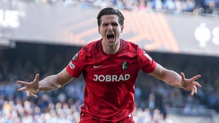 Die Spieler des SC Freiburg bejubeln ein Tor im Europa-League-Spiel gegen Celta Vigo