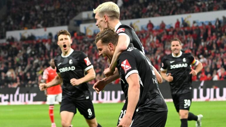 Lucas Höler vom SC Freiburg bejubelt seinen Kopfballtreffer im Bundesliga-Spiel gegen Mainz 05