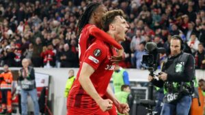 Spieler des SC Freiburg bedanken sich vor heimischer Kulisse bei ihren Fans in der Europa League.