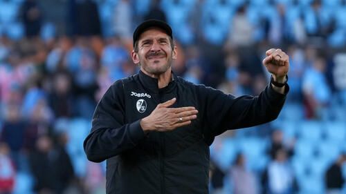 Freiburg-Trainer Julian Schuster jubelt emotional am Spielfeldrand in der Europa League