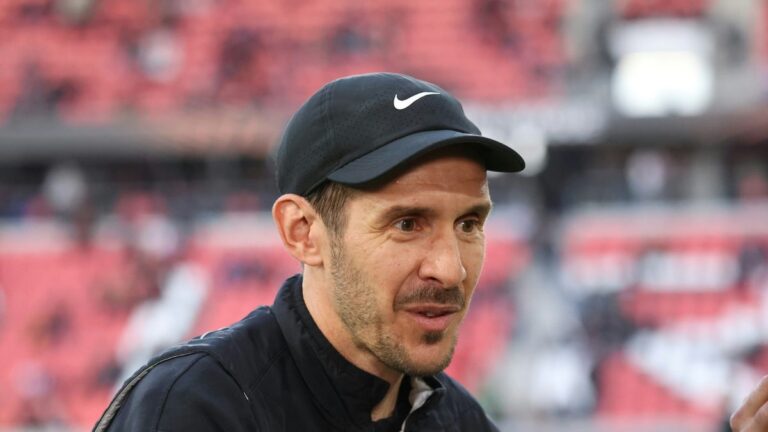 Julian Schuster, Trainer des SC Freiburg, steht gestikulierend an der Seitenlinie während eines Bundesliga-Spiels.