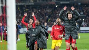 Spieler des SC Freiburg bejubeln einen Erfolg auf dem Rasen