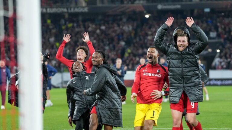Spieler des SC Freiburg bejubeln einen Erfolg auf dem Rasen
