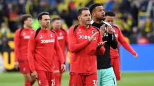 Spieler des SC Freiburg schwören sich im Kreis auf das wichtige Spiel in der Europa League ein