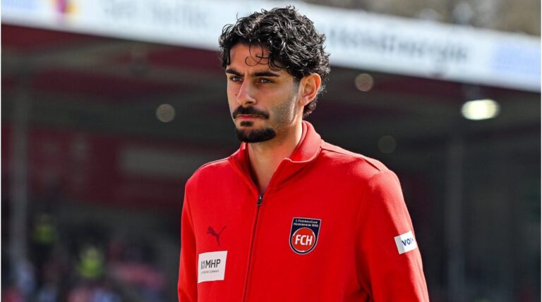 Eren Dinkçi im Trikot des 1. FC Heidenheim blickt konzentriert auf das Spielfeld